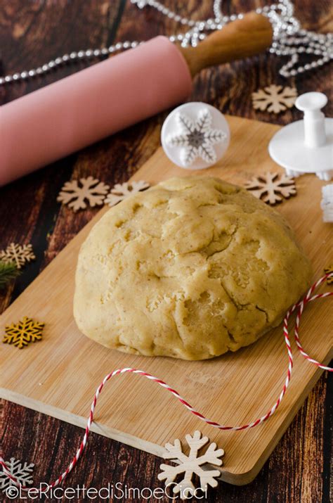 impasto per pasta frolla su piano di lavoro