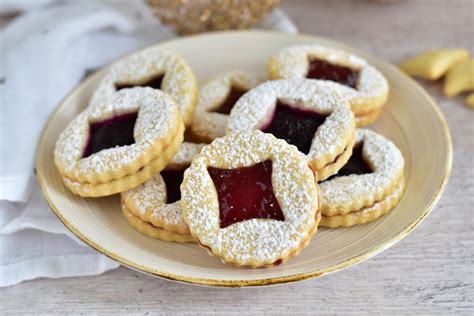 biscotti alla marmellata disposti su un piatto da portata