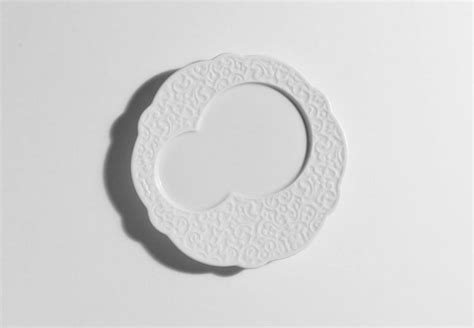 Dettaglio del decoro nascosto sul piatto Alessi Dressed