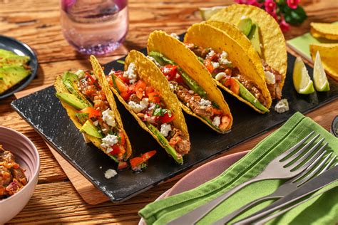 Piatto di tacos colorati con tortillas di mais