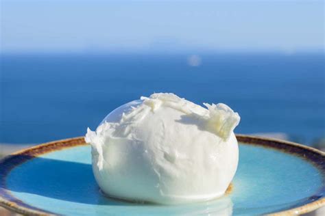 Primo piano di mozzarella di bufala filante