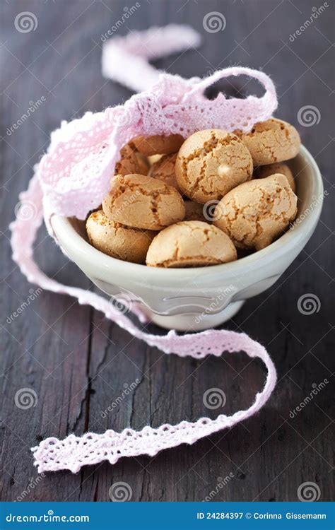immagine di amaretti disposti artisticamente