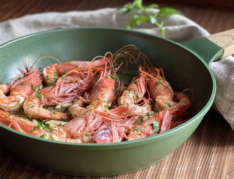 Gamberi dorati che friggono in padella