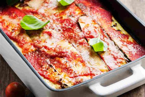 Una pirofila di parmigiana bianca appena sfornata