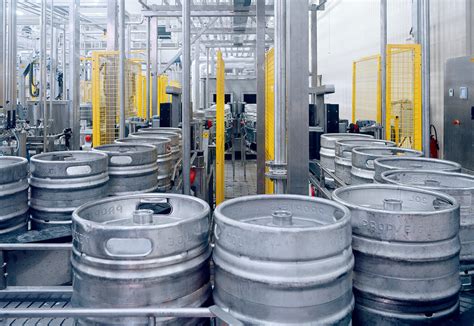 Interno del Birrificio Labocs con tavoli e fusti di birra in vista