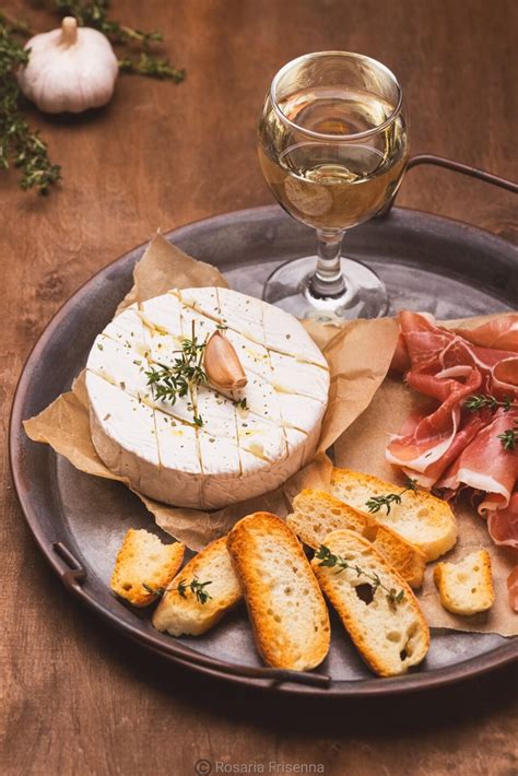 Formaggio brie al forno con erbe aromatiche