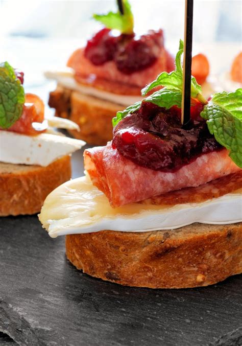 Crostini con brie, salame e cipolle caramellate