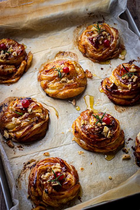 Girelle di sfoglia con brie e confettura di frutti rossi