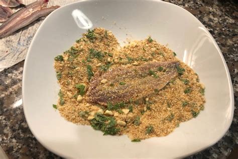 Immagine di alici pronte per essere impanate