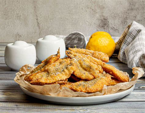 Piatto di alici impanate e fritte servite su rucola