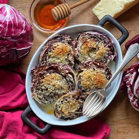 Piatto di radicchio al forno pronto da servire
