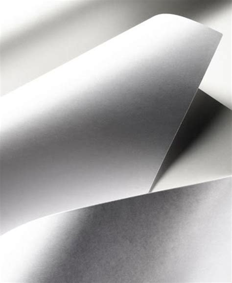 Confronto tra carta patinata lucida e opaca