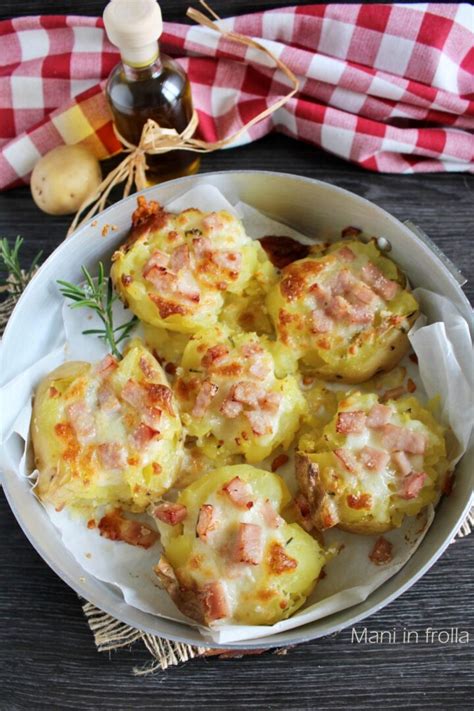 Spianatoia con patate schiacciate e ingredienti per l'impasto