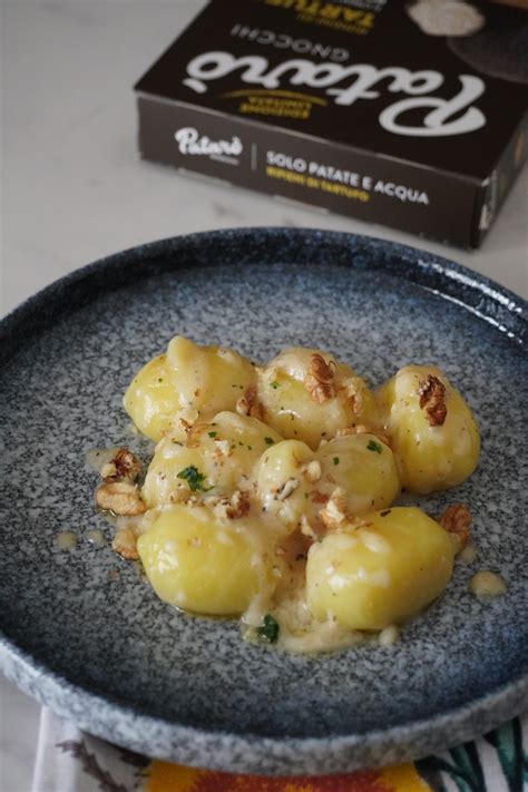 Gnocchi ripieni al gorgonzola con crema di barbabietole e pistacchi