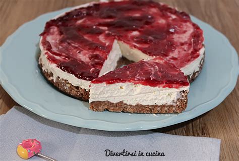 Una fetta di cheesecake al cioccolato bianco decorata con riccioli di cioccolato