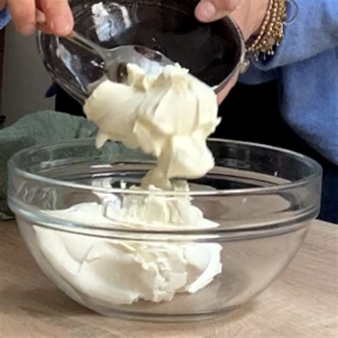 Formaggio spalmabile mescolato con zucchero a velo in una ciotola