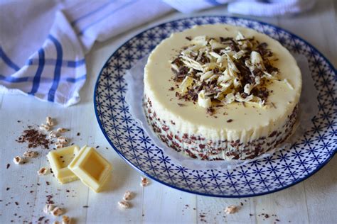 Cheesecake al cioccolato bianco che rassoda in frigorifero