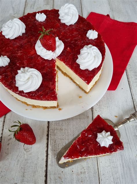 Decorazione di una cheesecake al cioccolato bianco con fragole e lamponi