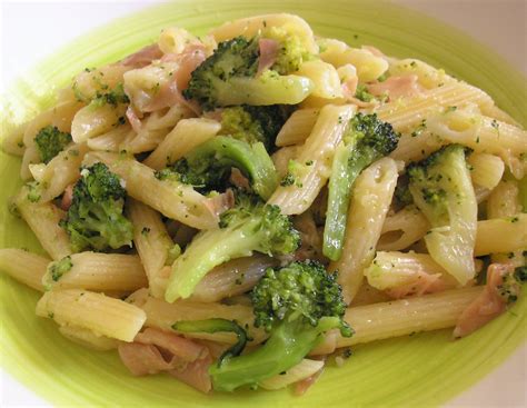 Ingredienti per pasta con broccoli