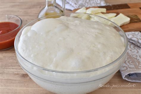 Impasto della pizza che lievita in una ciotola coperta