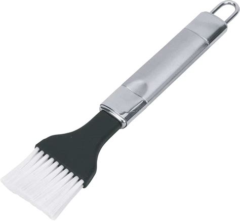 Pennello da cucina che unge una teglia