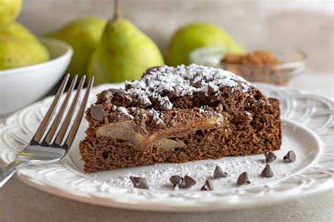 fette di torta pere e cioccolato con una tazza di tè