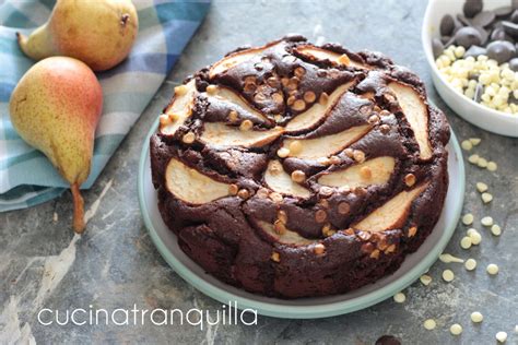 ingredienti per torta pere e cioccolato disposti su un tavolo