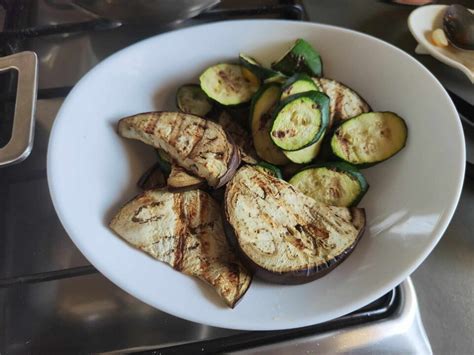 Zucchine affettate e pronte per essere grigliate