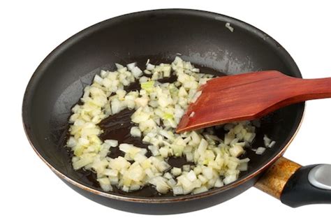 Soffritto di cipolla in una casseruola