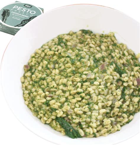 Piatto di orzotto fumante con guarnizione di prezzemolo