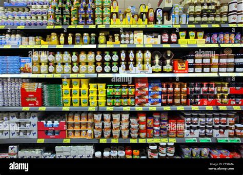 Scaffali di un supermercato Pam con prodotti vegani in evidenza