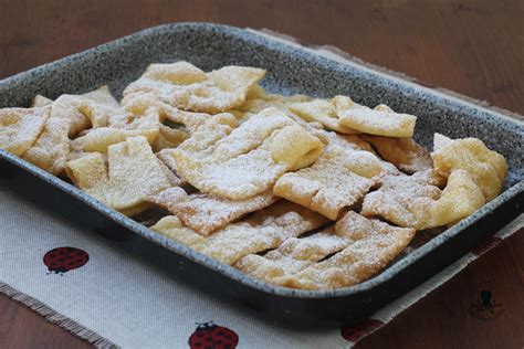 chiazziere fritte e al forno con zucchero a velo