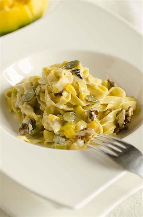 Tagliatelle condite con salsa al gorgonzola e noci
