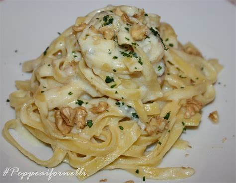 Primo piano di un piatto di tagliatelle con gorgonzola e noci