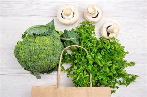 Broccoli freschi in un cesto