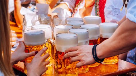 Festa bavarese con spillatori di birra e tavoli all'aperto