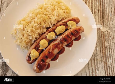 Piatto di wurstel misti con brezel e senape