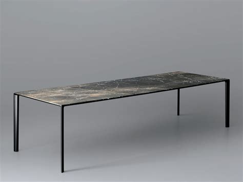 Dettaglio della gamba a sezione alare del tavolo Pascal