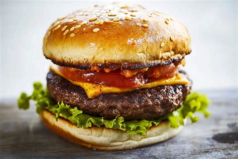 menu di hamburger con diverse opzioni di carne e pane