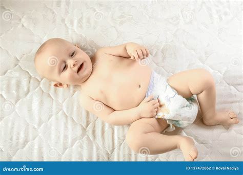 Un bambino sorridente con il pannolino pulito