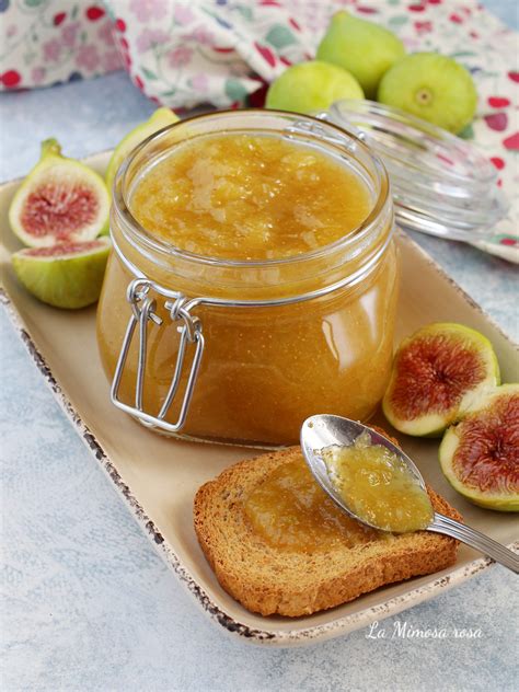 Ingredienti per la confettura di fichi: fichi, noci, cioccolato, spezie