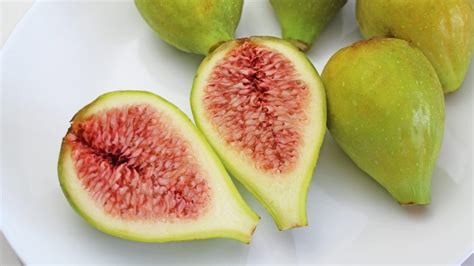 Fichi freschi tagliati in quarti pronti per la cottura