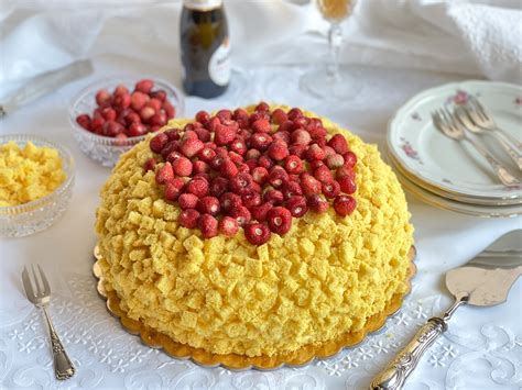 Torta mimosa con fragoline di bosco