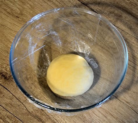 Ciotola con impasto per piadine
