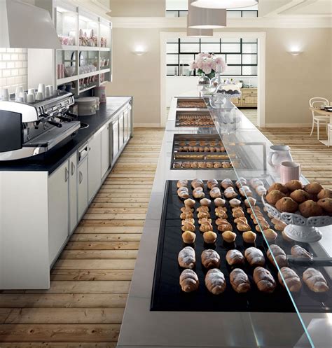 Interno accogliente di una pasticceria con bancone pieno di dolci