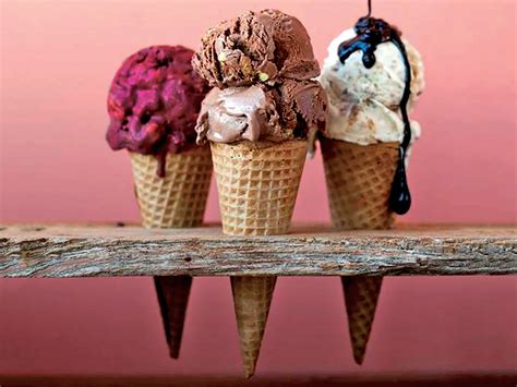Varietà di gusti di gelato artigianale in coni e coppette