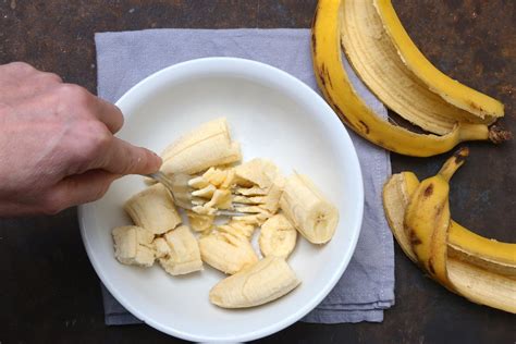 schiacciare banane con forchetta