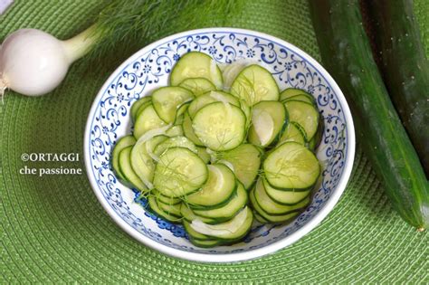 Insalata estiva con cetrioli carosello, pomodorini e erbe aromatiche