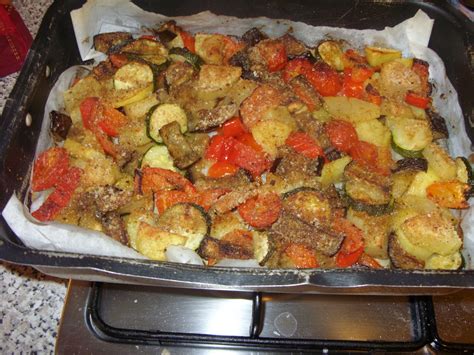 Verdure miste tagliate a cubetti in una teglia da forno