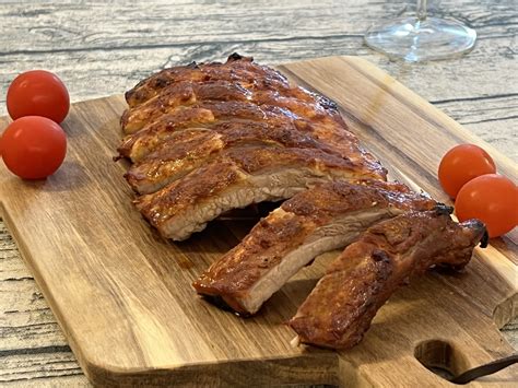 Costine di maiale succulente in un piatto